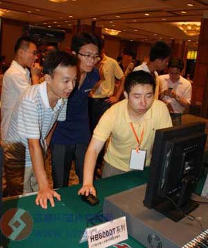 汉邦高科工作人员耐心介绍新产品