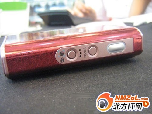 图为三星I7O侧面